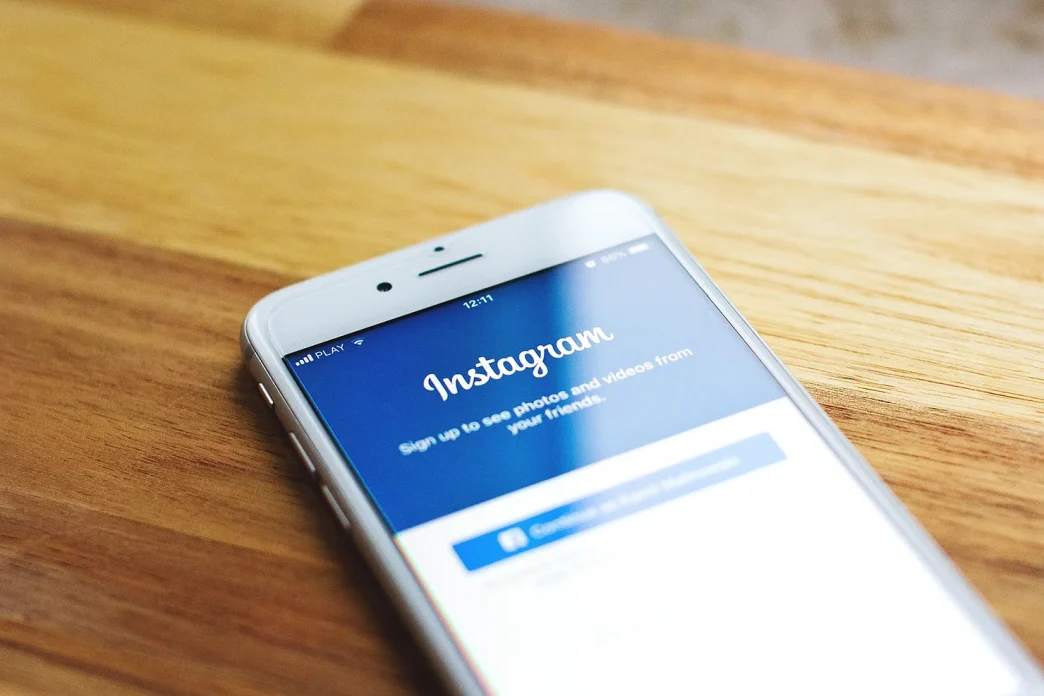 Announcing a death on social media